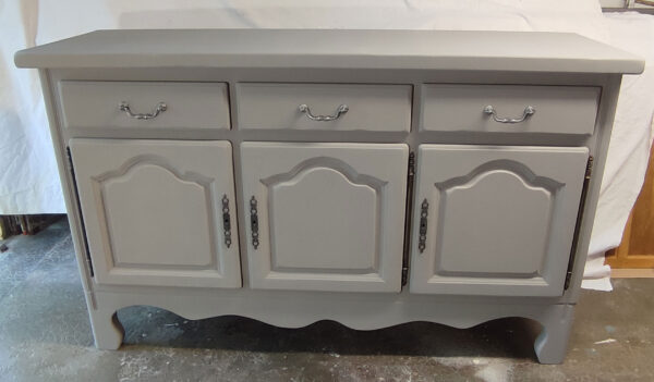 Buffet bois massif APRES peinture grise