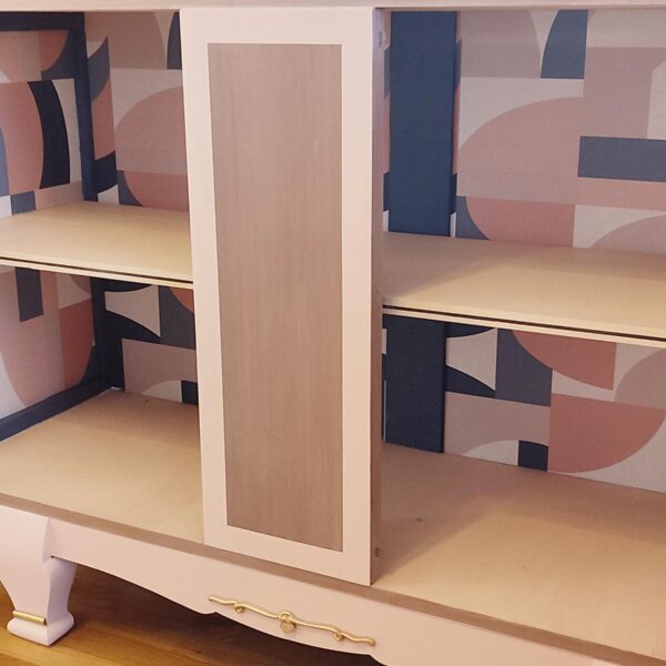 Intérieur tapissé de l'enfilade vintage en merisier