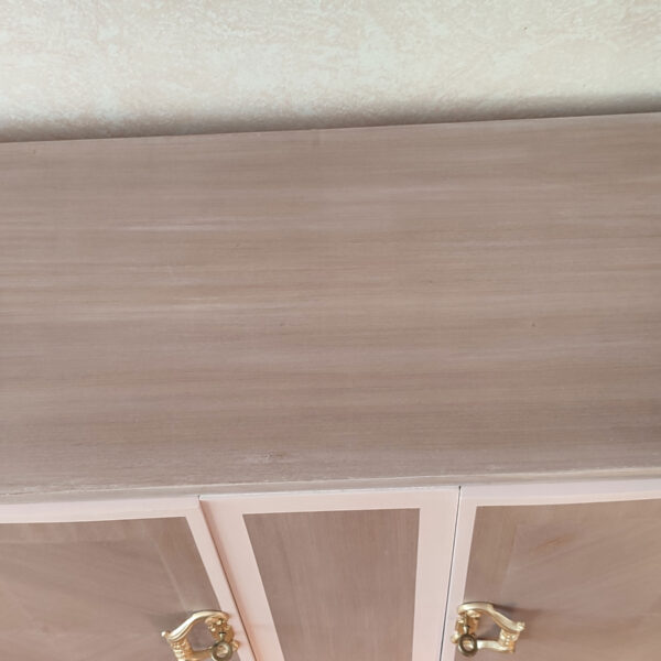 Plateau plaqué enfilade vintage en merisier relookée tons roses