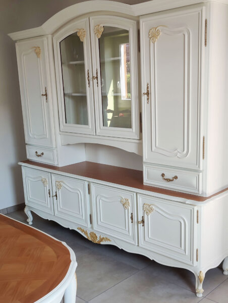 Buffet haut en merisier relooké blanc et dorure