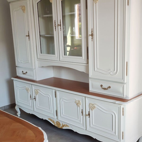 Buffet haut en merisier relooké blanc et dorure