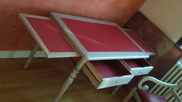 Bureau Grange et son fauteuil relooké, détail des écritoires et tiroirs