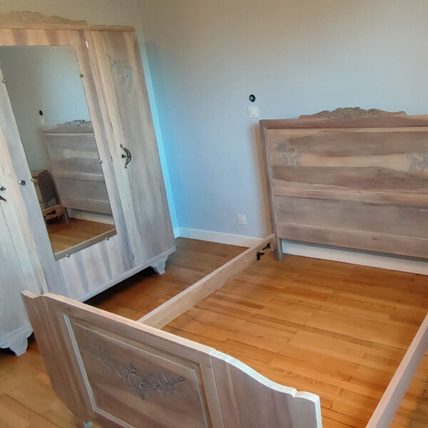 Chambre en noyer, éclairci avec une lasure blanche