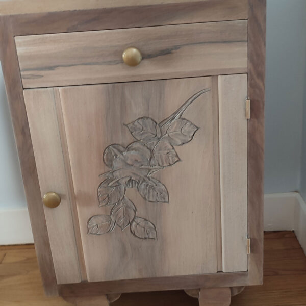 Chevet en noyer, éclairci avec une lasure blanche