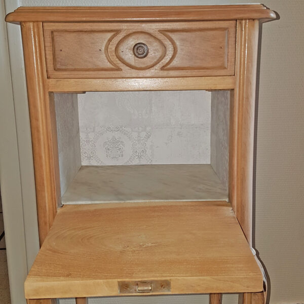 Niche intérieure du chevet noyer et marbre