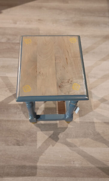 Siège de la coiffeuse bleue et dorures