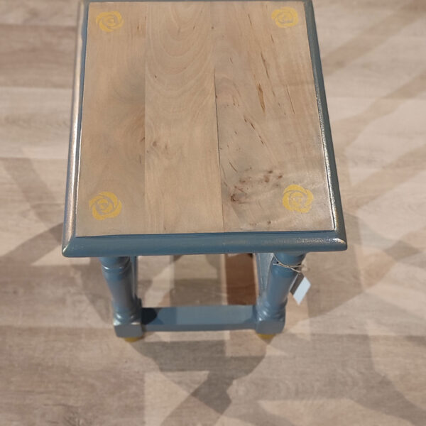 Siège de la coiffeuse bleue et dorures