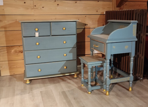 Ensemble coiffeuse et commode relookées en bleu et dorures