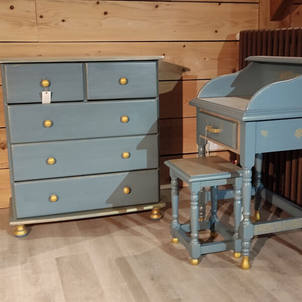 Ensemble coiffeuse et commode relookées en bleu et dorures