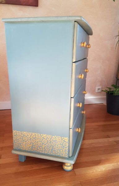 Commode teinte bleue et dorures vue de côté