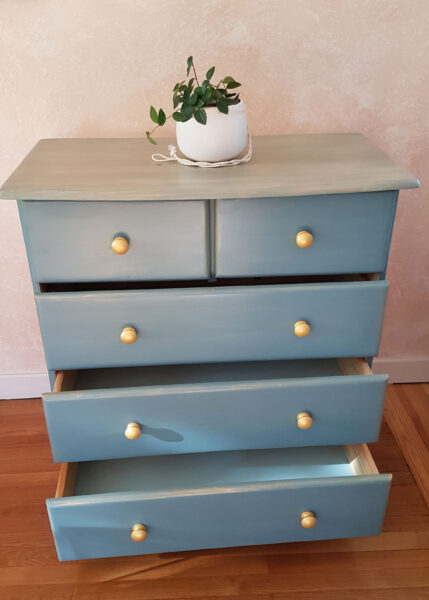 Commode teinte bleue et dorures