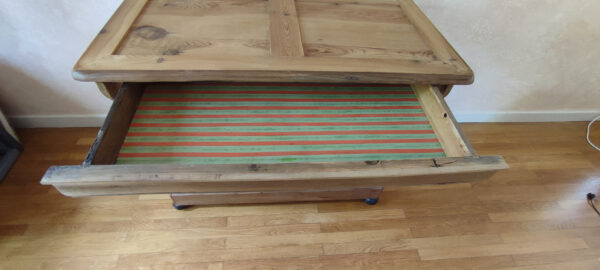 Intérieur tiroir tapissé avec un ancien papier, commode noyer