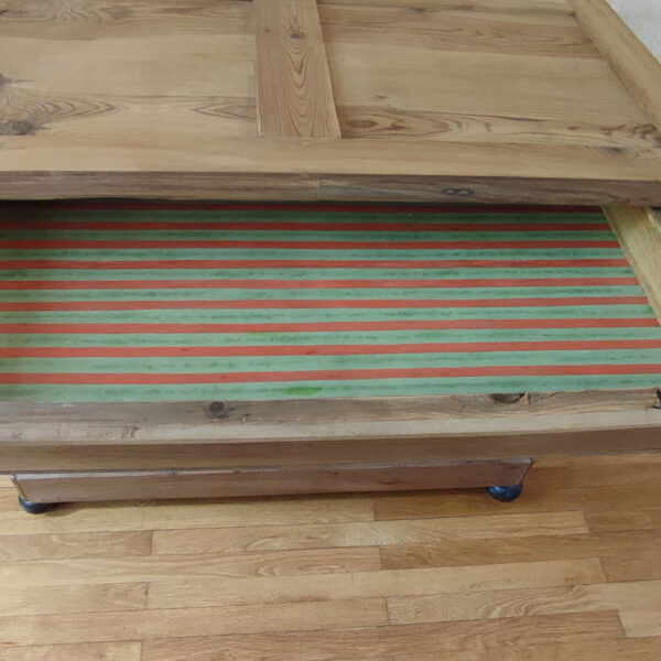 Intérieur tiroir tapissé avec un ancien papier, commode noyer