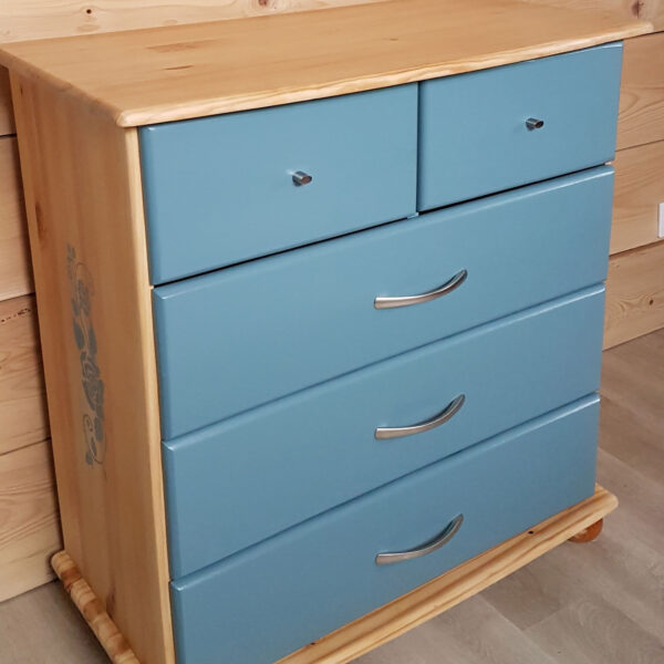 Commode en pin relookée en bleu et naturel