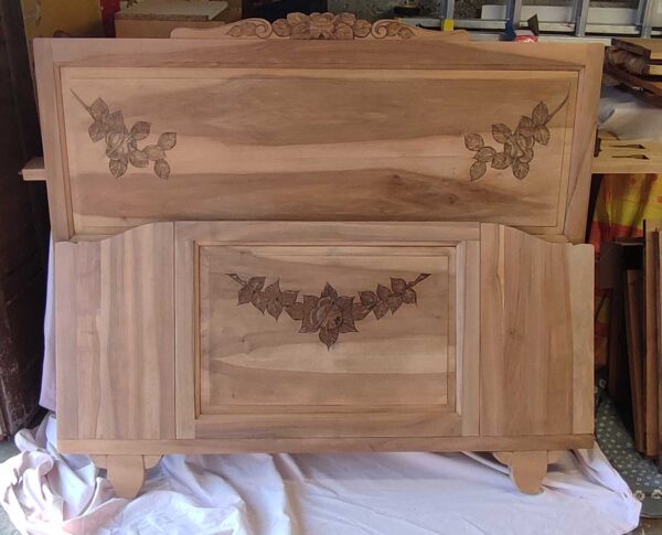 Lit noyer ancien APRES au naturel avec mise en valeur des décors