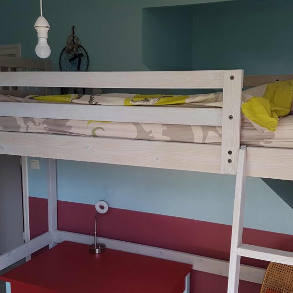 Lit mezzanine relooké avec une lasure grise