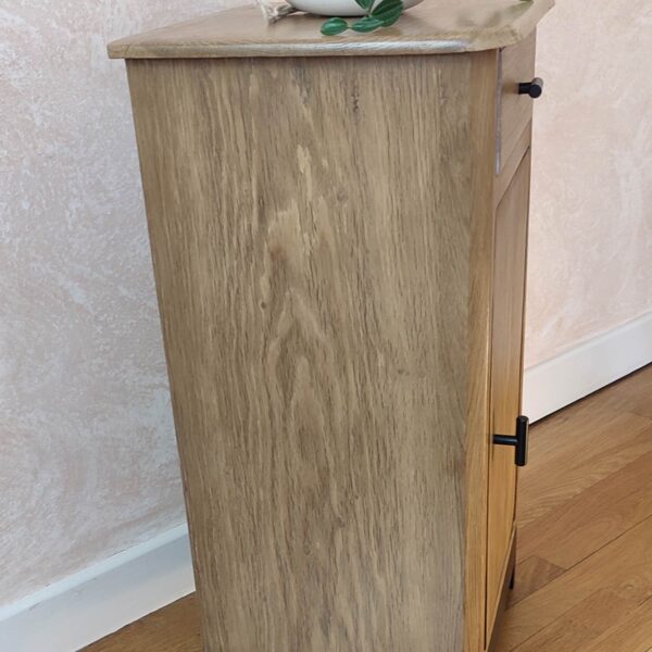 Petit confiturier en chêne, vue de côté