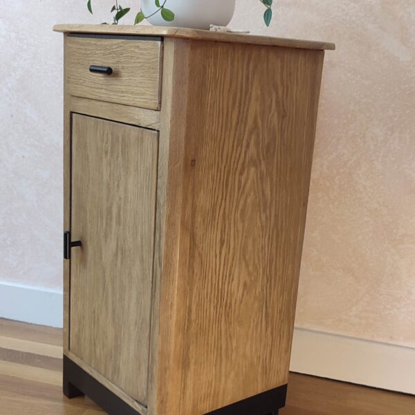 Petit confiturier en chêne, vue de côté