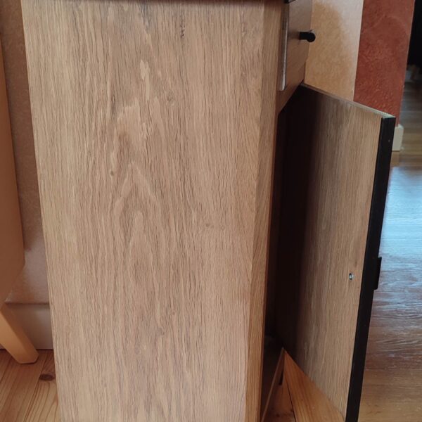 Petit confiturier en chêne, vue de côté