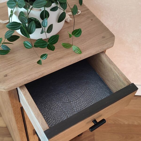 Tiroir tapissé du petit confiturier en chêne