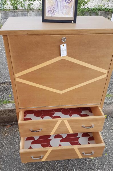 Secrétaire des années 50 plaqué chêne, détail tapisserie des tiroirs