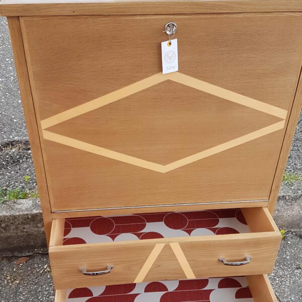 Secrétaire des années 50 plaqué chêne, détail tapisserie des tiroirs