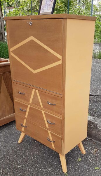 Secrétaire des années 50 en chêne plaqué et pieds compas. Peinture et lasure dans les tons pêche