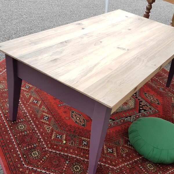 Table basse en teck vue de derrière