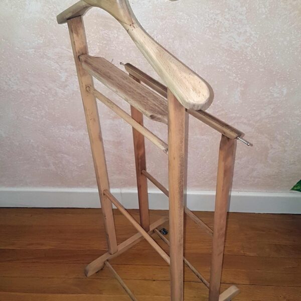 Valet de nuit design italien des années 50 en hêtre massif relooké vue de dos