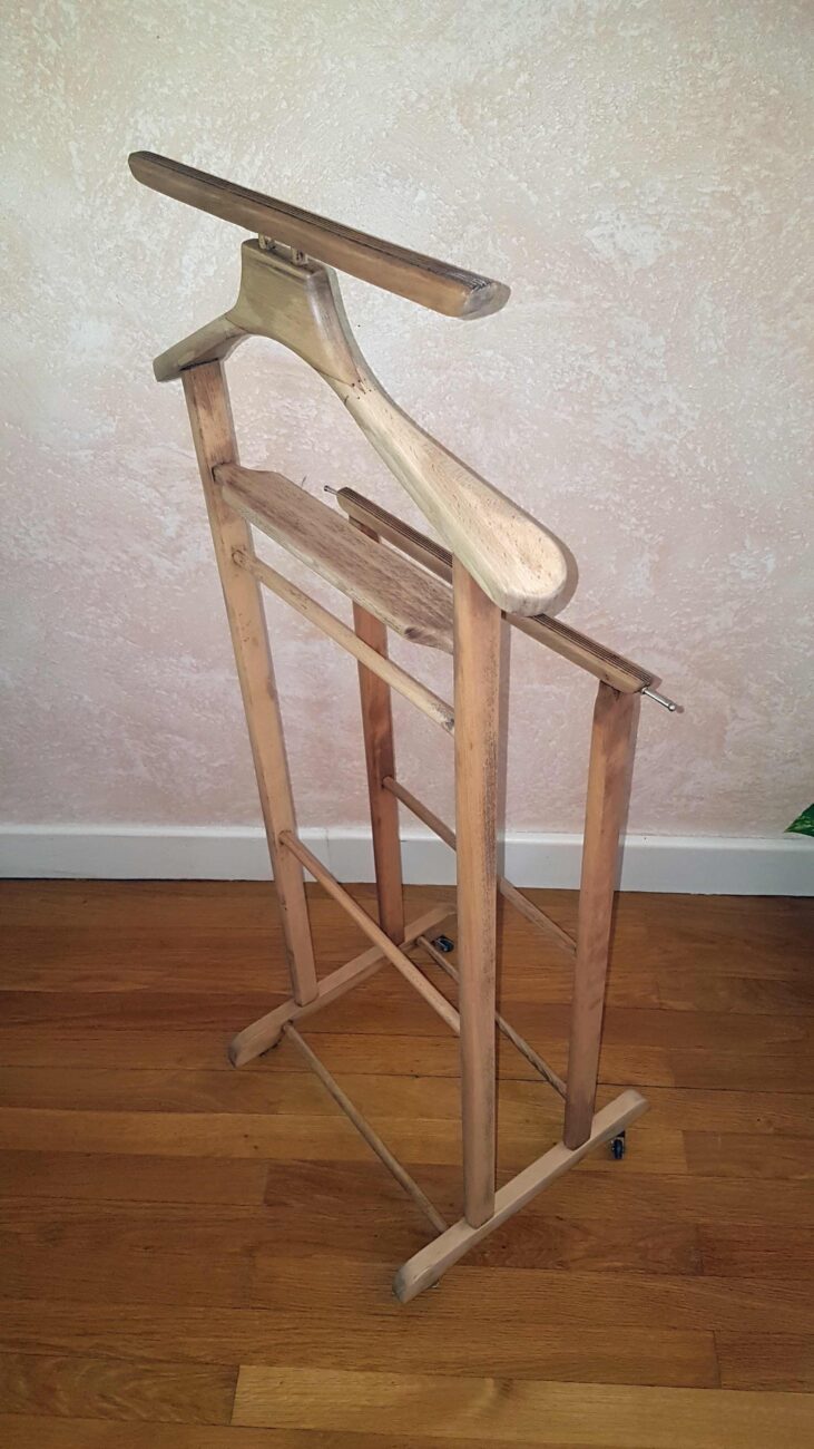 Valet de nuit design italien des années 50 en hêtre massif relooké vue de dos