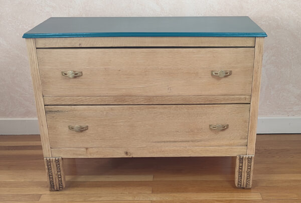 Commode 2 tiroirs en chêne et plateau teinte plume de paon, vue de face