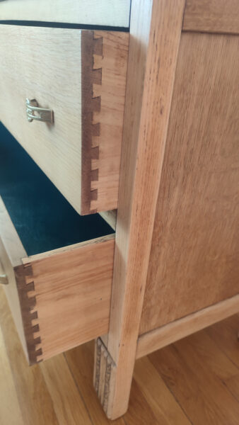 Détail des queues d'aronde des tiroirs de la commode 2 tiroir en chêne
