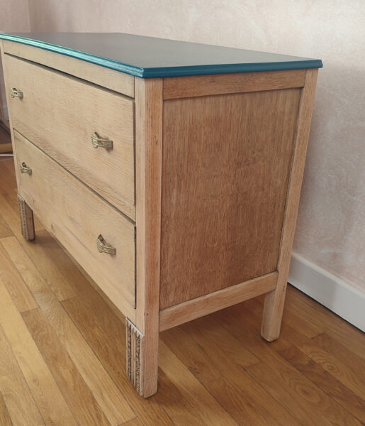 Vue de coté de la commode 2 tiroirs en chêne