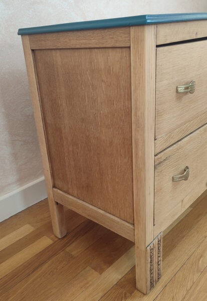 Côté de la commode 2 tiroirs en chêne