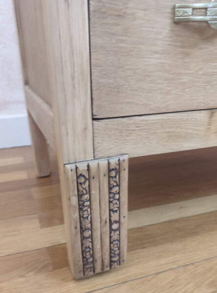 Détail du pied paré de la commode 2 tiroirs en chêne