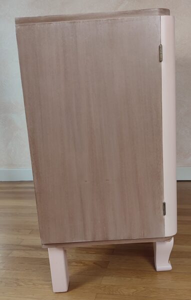 Enfilade Vintage ton bouton de rose vue de côté