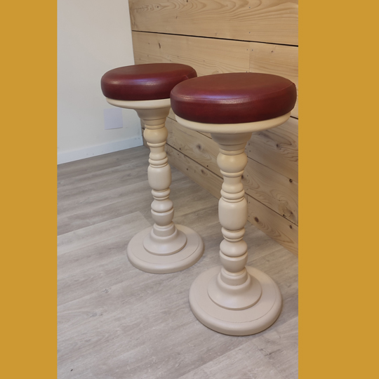 Vignette tabourets de bar en chêne