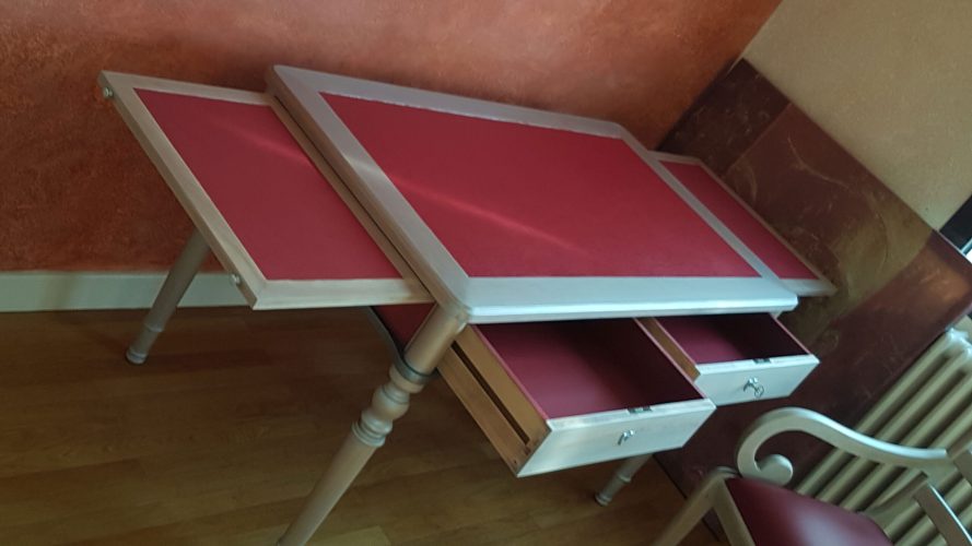 Bureau Grange et son fauteuil relooké, détail des écritoires et tiroirs