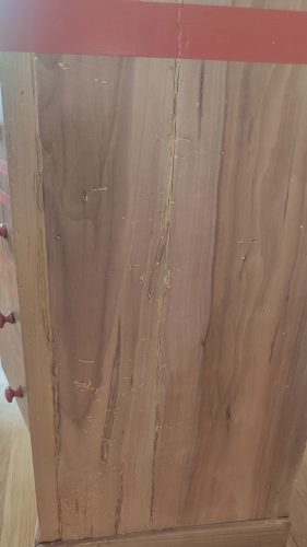 Table de chevet tiroirs en trompe l'oeil, teinte naturelle et ton brique, détail cote droit