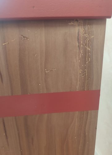 Table de chevet tiroirs en trompe l'oeil, teinte naturelle et ton brique, détail cote droit