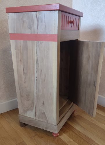 Table de chevet tiroirs en trompe l'oeil, teinte naturelle et ton brique, vue cote gauche