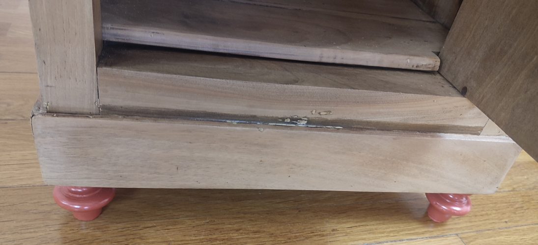 Table de chevet tiroirs en trompe l'oeil, teinte naturelle et ton brique, détail dessous porte