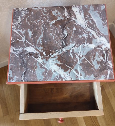 Table de chevet tiroirs en trompe l'oeil, teinte naturelle et ton brique; vue marbre et tiroir supérieur ouvert