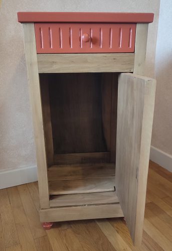 Table de chevet tiroirs en trompe l'oeil, teinte naturelle et ton brique ; vue ouvert