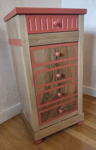 Table de chevet tiroirs en trompe l'oeil, teinte naturelle et ton brique