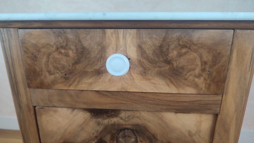 Table de chevet fruitier et marbre blanc - détail face du tiroir