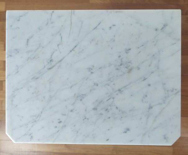 Table de chevet fruitier et marbre blanc - détail du marbre