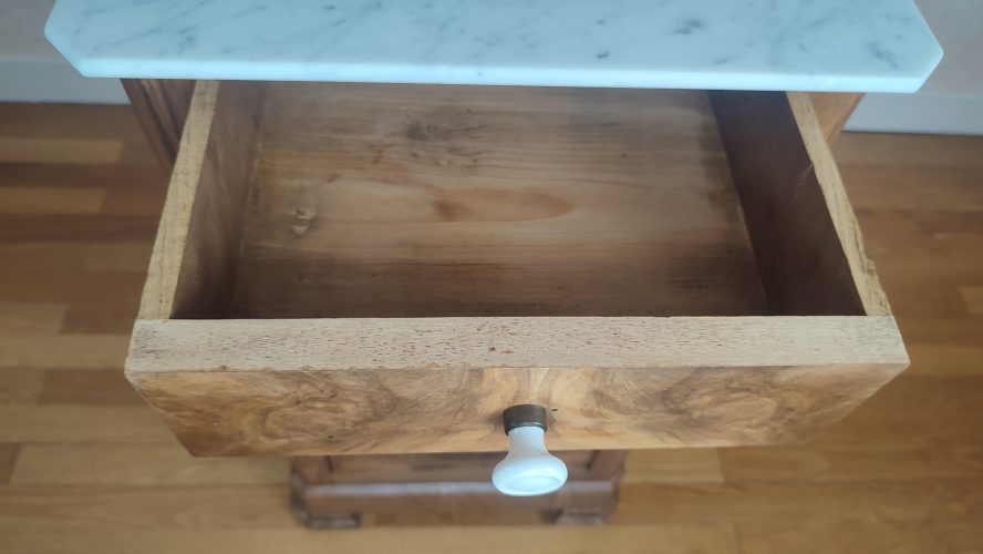Table de chevet fruitier et marbre blanc - détail intérieur tiroir