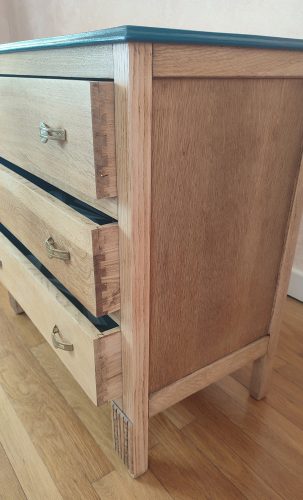 Commode 3 tiroirs en chêne avec plateau plume de paon - vue des queues d'aronde