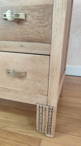 Commode 3 tiroirs en chêne avec plateau plume de paon- détail pied droit